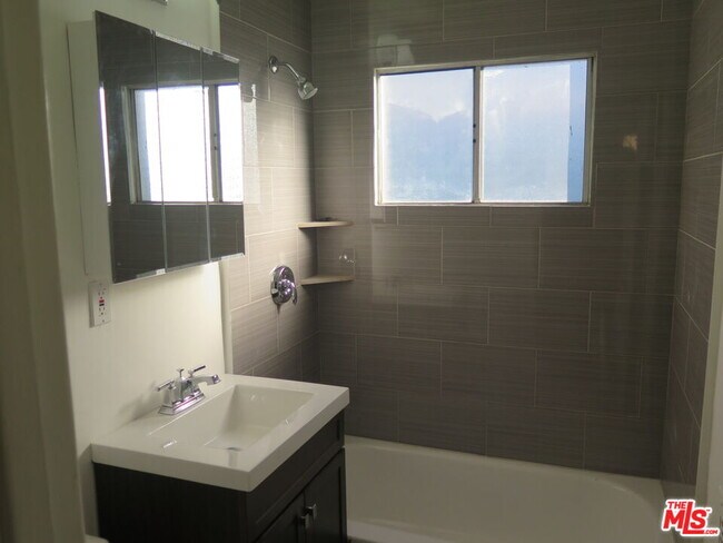 Building Photo - 833 N Kingsley Dr