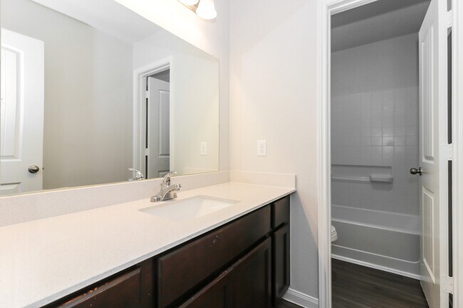 Building Photo - 810 Desoto Dr