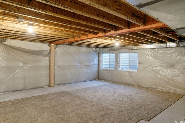 Building Photo - Stunning Home Right on the Golf Course!