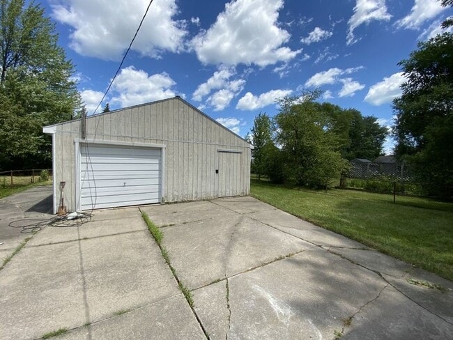 Building Photo - 22011 Maple-