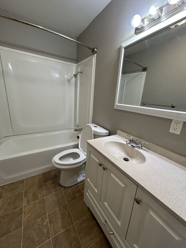 Building Photo - 1303 E 9th St