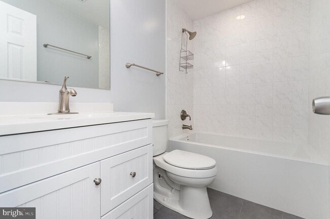 Building Photo - 15090 Holleyside Dr