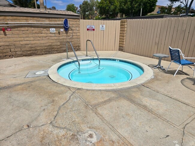 Building Photo - Beautifully Renovated Ground-Floor 2 Bedroom – Over 900 Sq. Ft.!