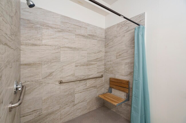 Building Photo - 1020 N Riverside Dr