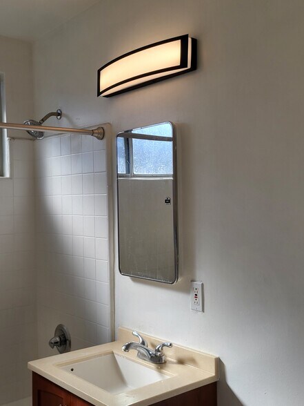 Building Photo - 722 W 56th St