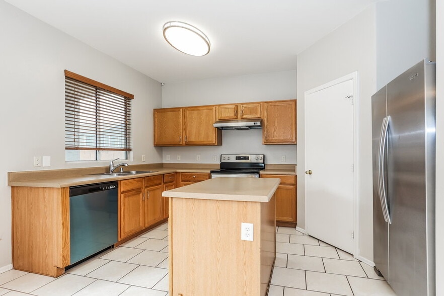 Building Photo - 7014 S 40th Ln