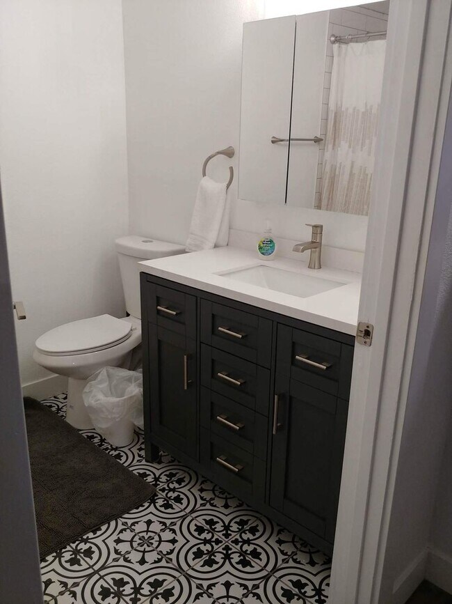 Building Photo - Spacious 4-bedroom + study home; Includes Hot tub and Pool Table - Avail. Now!