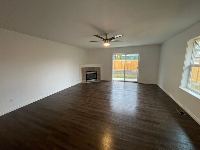 Building Photo - Charming, Modern One Story Home! Pet Frien...