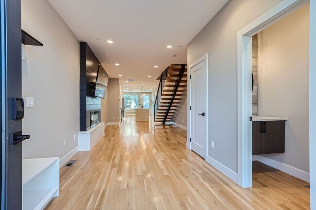Building Photo - Stunning 3-Bedroom, 3.5-Bathroom Townhouse...