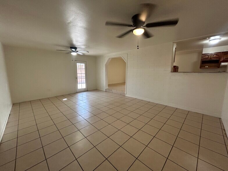 Building Photo - 6106 W Clarendon Ave