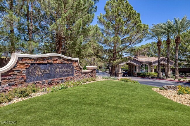 Building Photo - 10957 Royal Highlands St