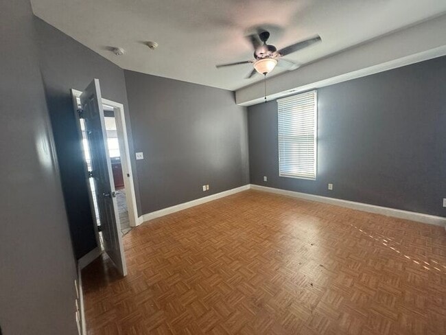 Building Photo - Must see 2 bed 2 bath!