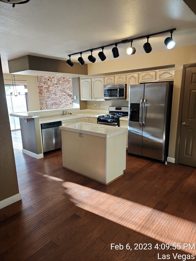 Building Photo - 2657 Seashore Dr