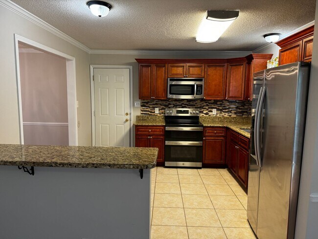 Building Photo - 4 Bedroom 2.5 Bath Home