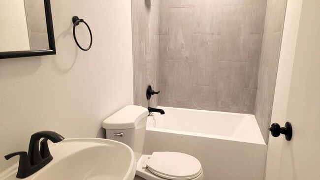 Building Photo - Sleeping loft off trendy Alberta St in NE Portland, washer/dryer included in the unit!!