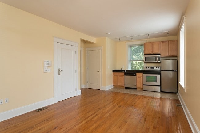 Interior Photo - 3717-21 Westminster