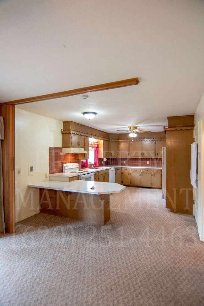 Building Photo - 3 Bedroom 2 Bath