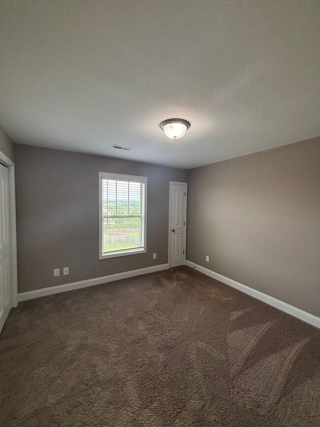 Building Photo - Mtn Views & Adaptable living in Seymour!