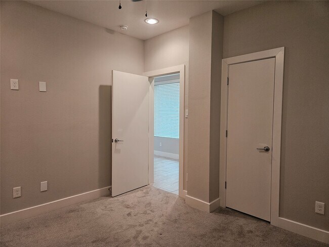 Building Photo - 2621 Hutchins St