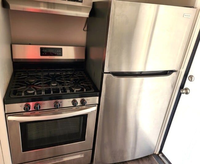 Building Photo - AFFORDABLE & UPDATED PHOENIX LIVING – PRIME LOCATION 1 BEDROOM OWENR OFFERING $500 GIFT CARD SUCC...