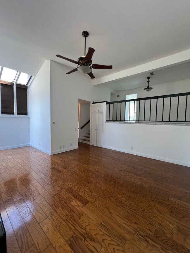 Building Photo - Tri-Level 2bed 2.5 bath Huntington  Beach ...