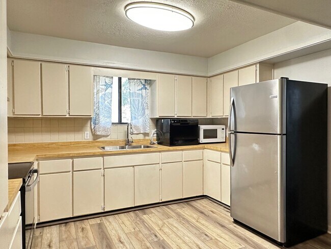 Building Photo - Island Bungalow, Minutes From the Beach!