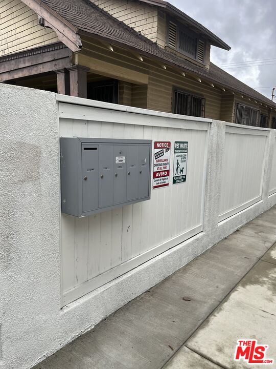 Building Photo - 3955 1/2 S Budlong Ave