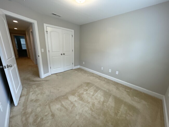 Building Photo - 833 Silver Leaf Dr