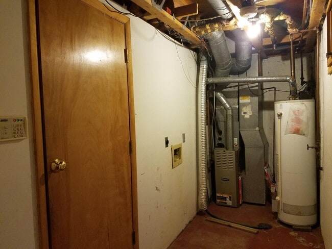 Building Photo - Large Townhome w/ garage in sought after Gate District!