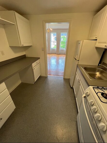 Building Photo - 121 E 39th St