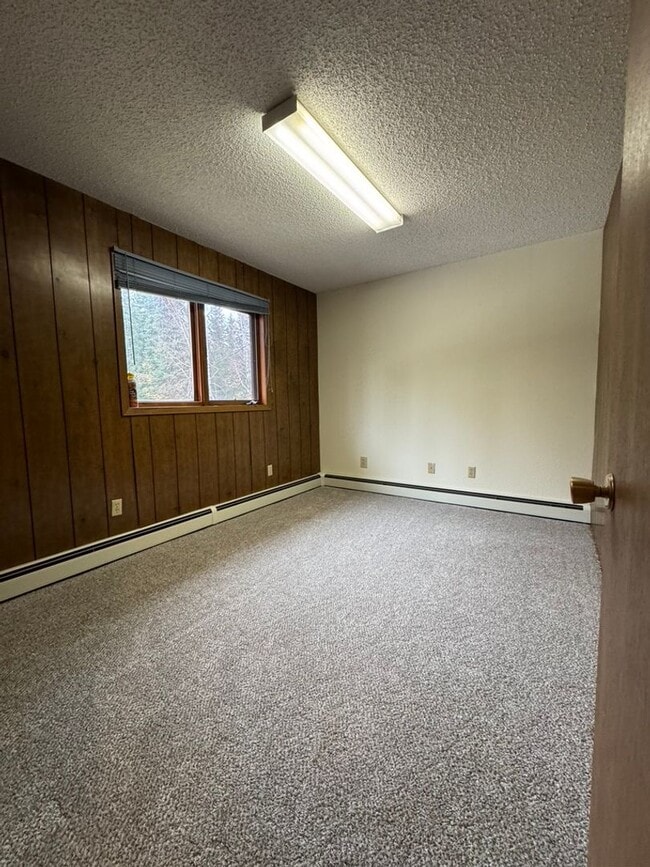 Building Photo - 5 Bedroom, 3 Bathroom, 2 Car Garage in North Pole - FUEL INCLUDED!