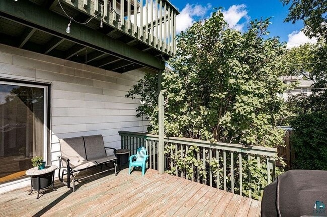 Building Photo - AVAILABLE SEPTEMBER 1st - Beautiful 2 Bed 1 Bath w/ Garage & Fenced Corner Lot