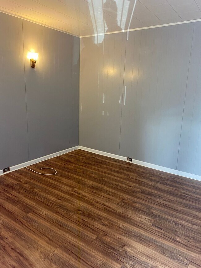 Building Photo - Spacious Home Available for Rent! Finished Basement! W/D! Front Porch! Available Now!