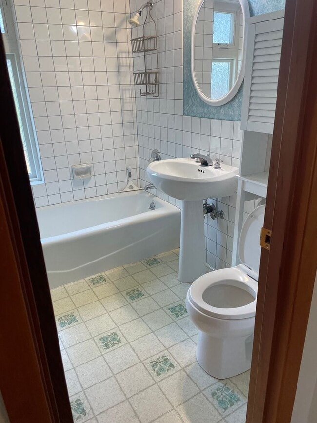 Building Photo - 2 BR/1.75 BA home in Edmonds