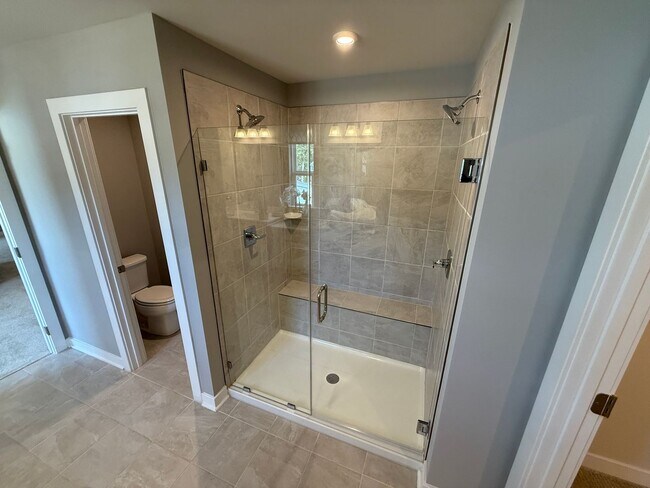Building Photo - Never loved in Model Homes
