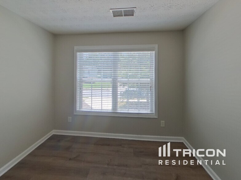 Building Photo - 733 Winbrook Dr