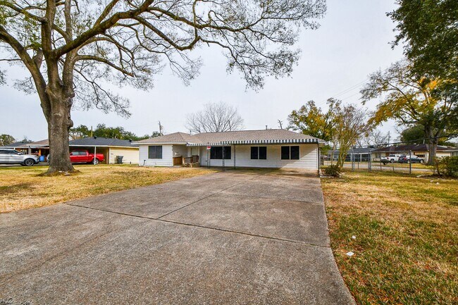 Building Photo - 919 Forest Oaks Dr