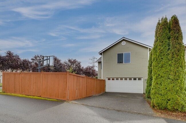 Building Photo - Beautiful Two-Story Home for Rent in the C...