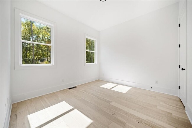 Building Photo - 4176 Shallowford Rd