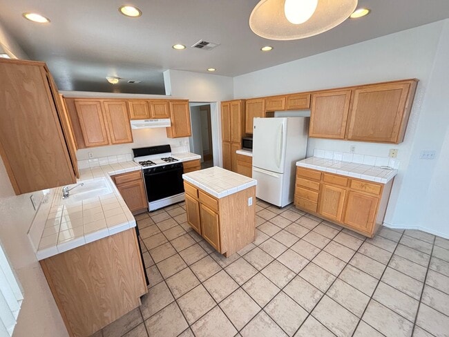 Building Photo - Beautiful 3Bed/2Bath Single Story Home loc...