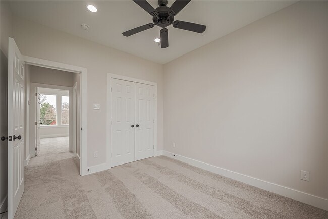 Building Photo - 918 St Clair St