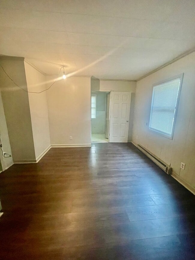 Building Photo - This Beautiful 4 bed 2.5 bath brick ranch ...