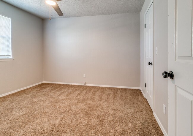 Building Photo - Newly Renovated 2bed 2 bath !Townhome