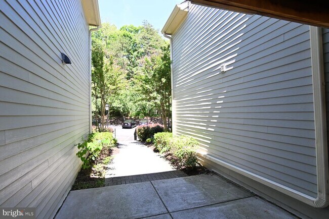 Building Photo - 2220 Springwood Dr