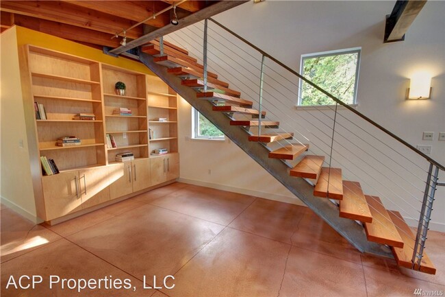 Building Photo - 4 br, 2 bath House - 931 W Lake Samish Dr.