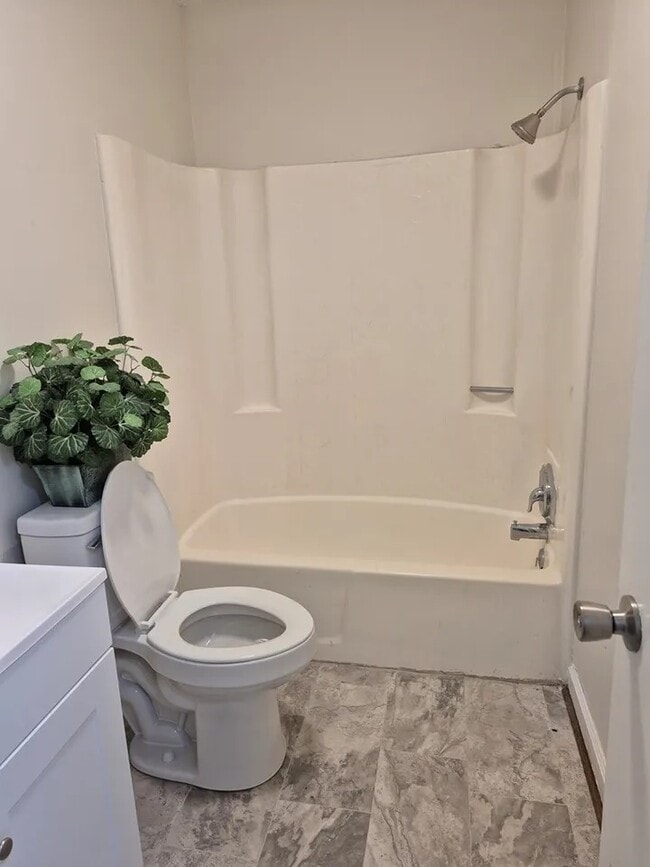 Building Photo - 215 Ashcroft Dr