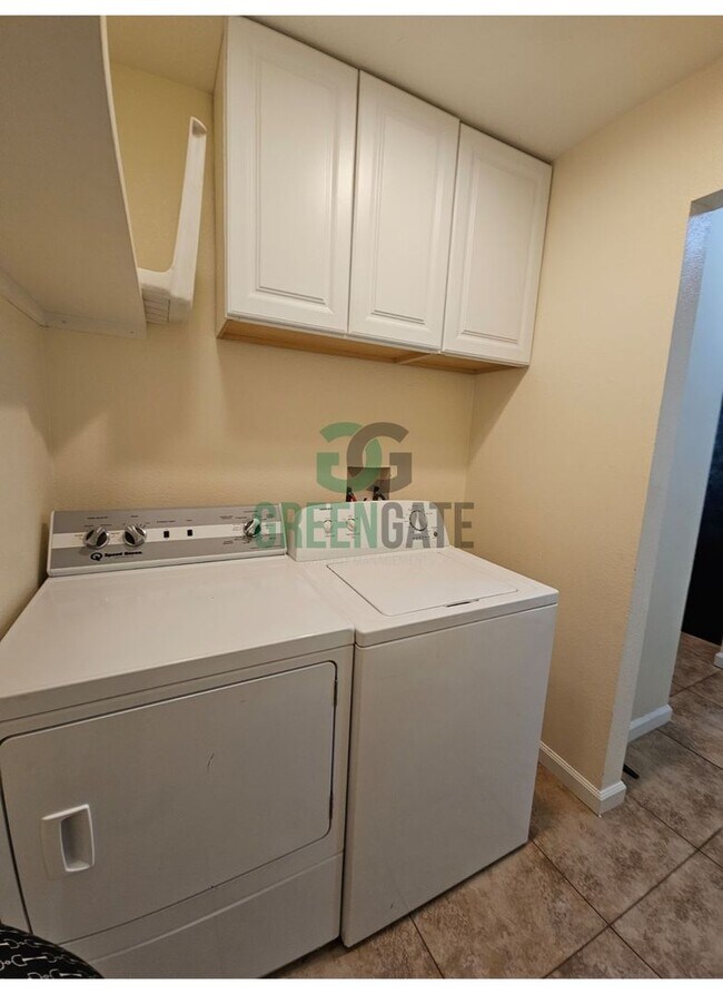 Building Photo - AVAILABLE NOW!! 3 Bedroom 2 Bath Home in Tracy!