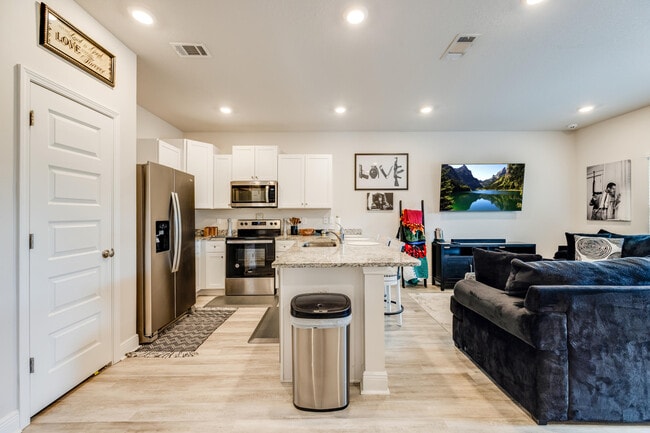 Building Photo - 1004 McLaren Cir