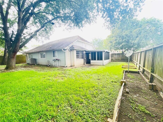 Building Photo - 2503 Radcliffe Dr