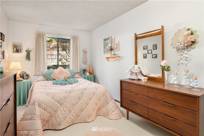 Building Photo - 2 bedroom condo with Washer/Dryer